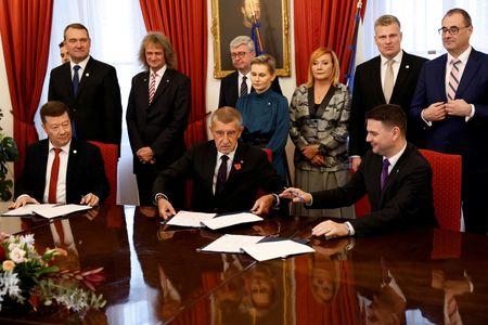 tagreuters.com2025binary_LYNXMPELA20NB-VIEWIMAGE